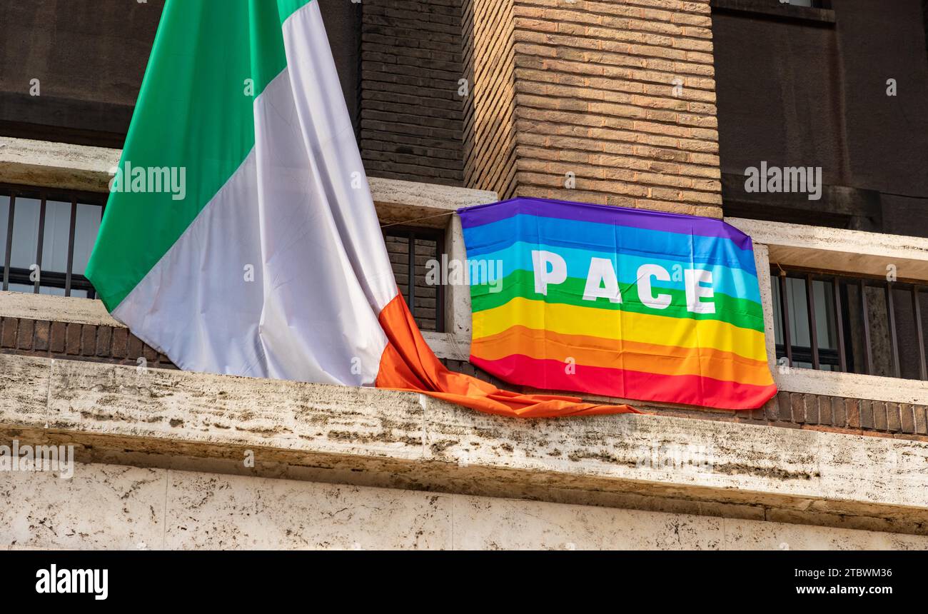 Une photo de l'Italie et des drapeaux arc-en-ciel en faveur de la paix en Ukraine Banque D'Images