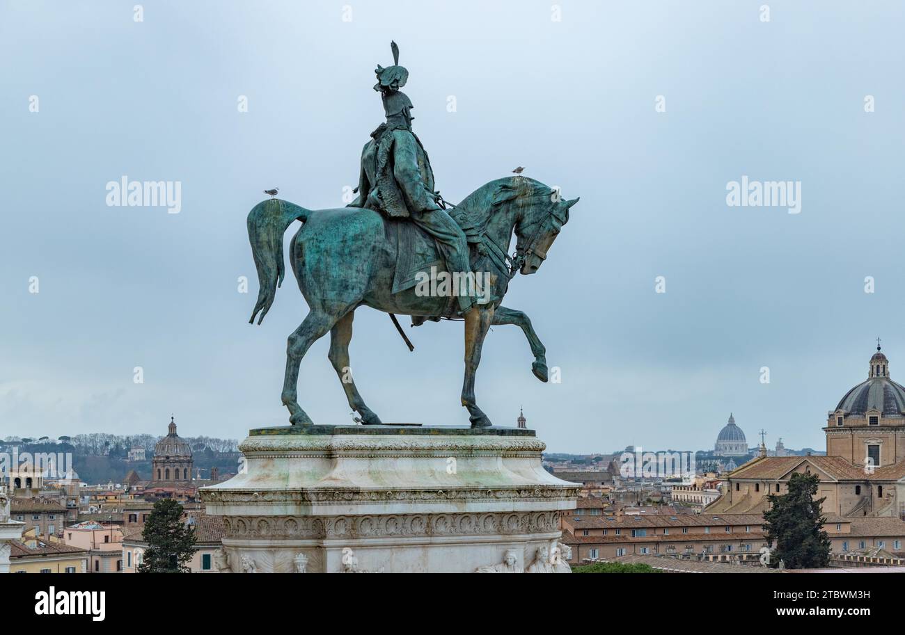 Une image de la statue équestre de Victor Emmanuel II surplombant la ville de Rome depuis l'autel de la Patrie Banque D'Images