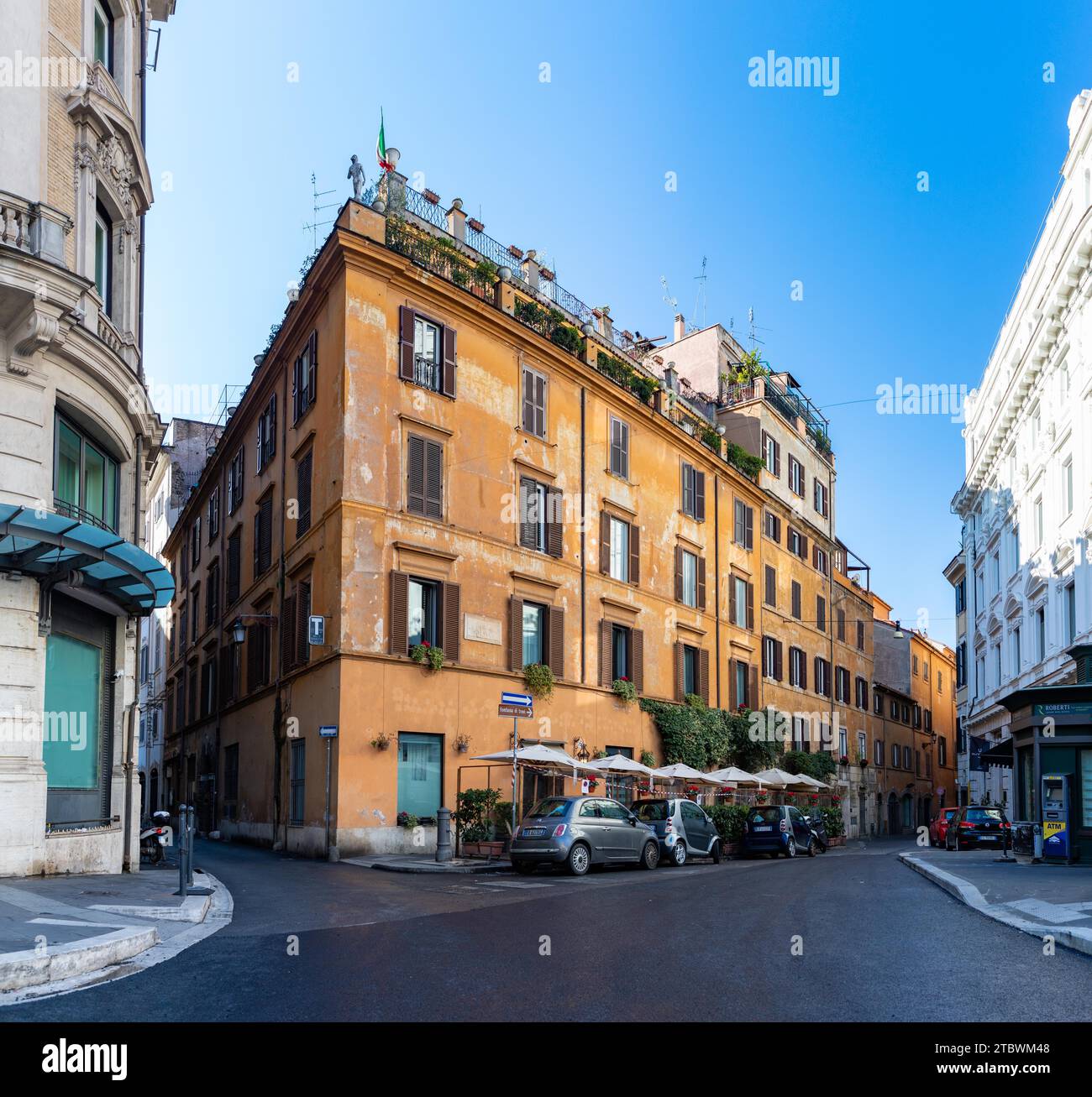 Une photo d'un ancien immeuble d'appartements à Rome Banque D'Images