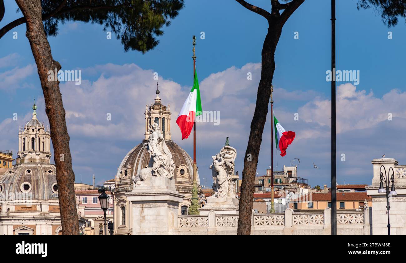 Une photo de deux drapeaux italiens à côté de quelques points de repère vus à travers les arbres Banque D'Images