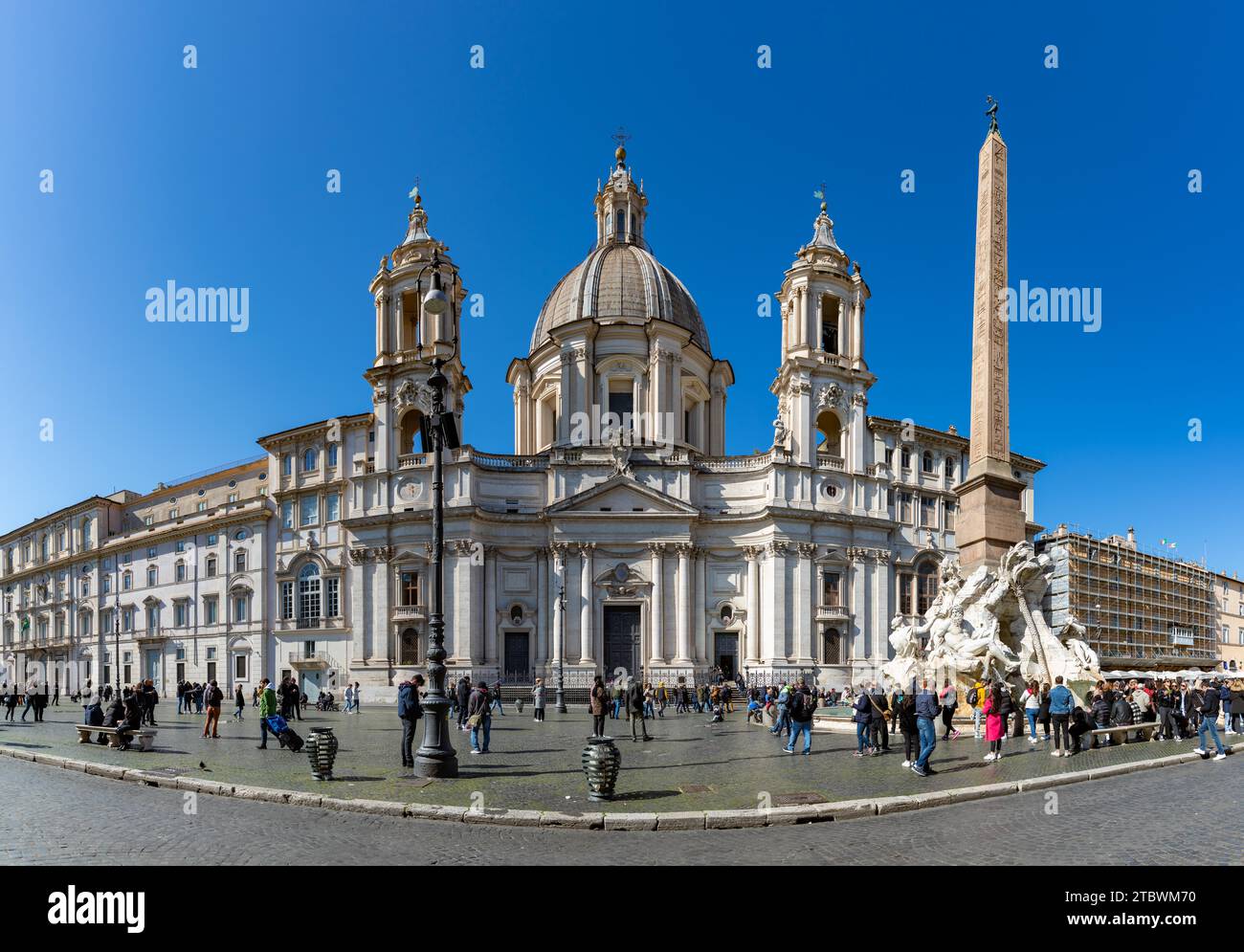 Une photo de l'église Sant'Agnese in Agone et de la fontaine Fiumi sur une Piazza Navona bondée Banque D'Images