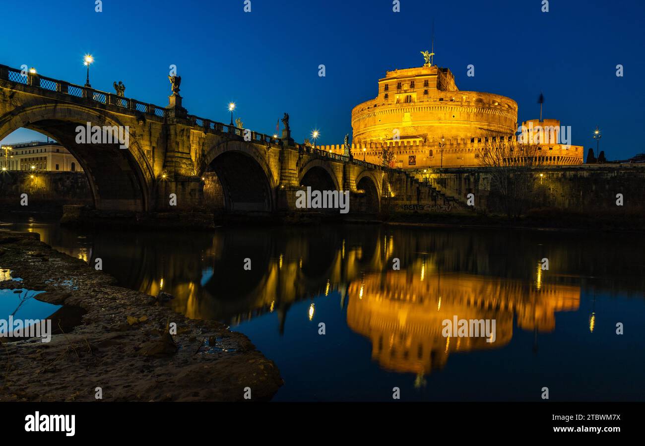 Une photo du St. Angelo Bridge, le Castel Sant'Angelo et le Tibre en début de soirée Banque D'Images