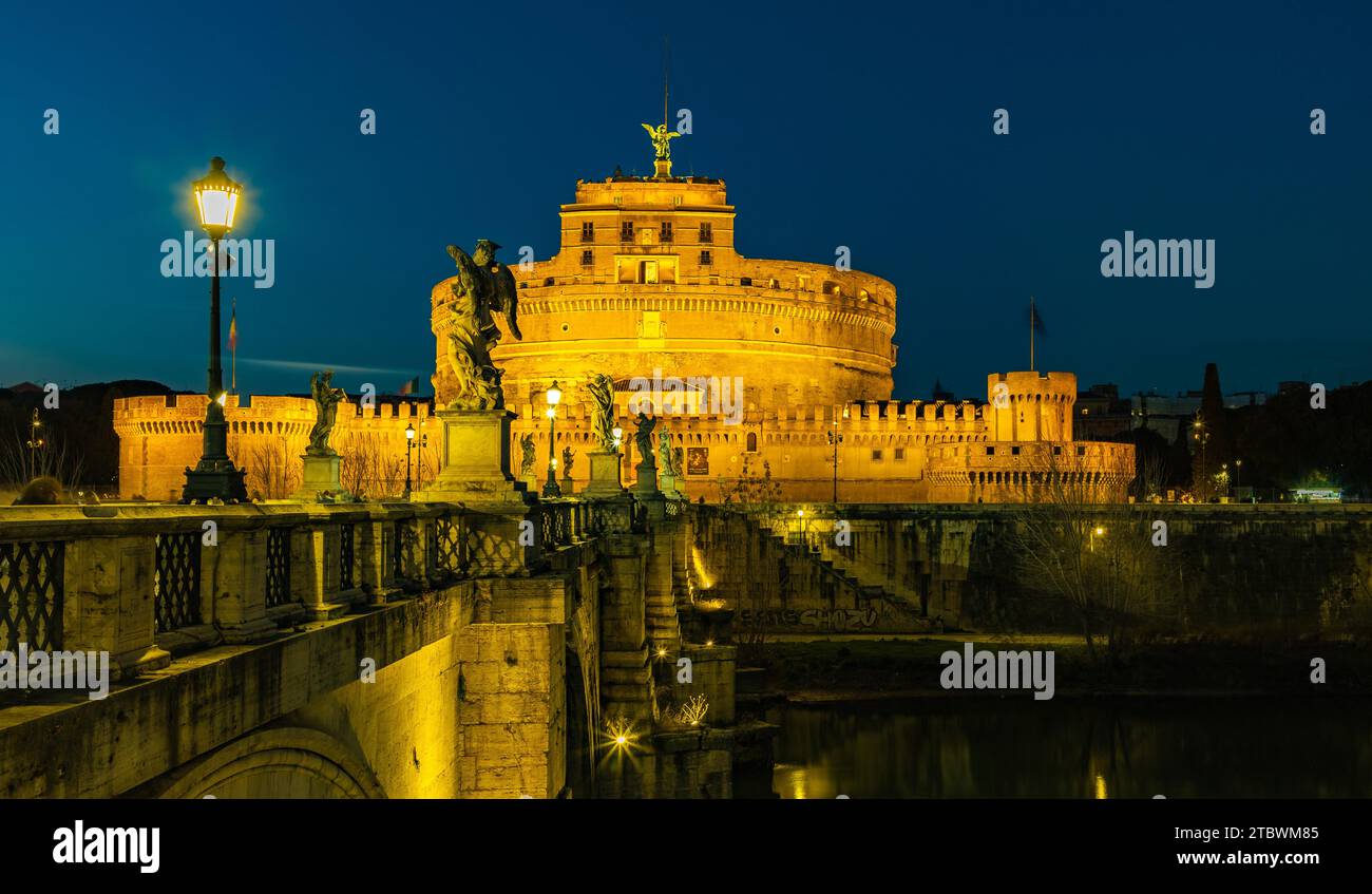Une photo du St. Angelo Bridge et le Castel Sant'Angelo en début de soirée Banque D'Images