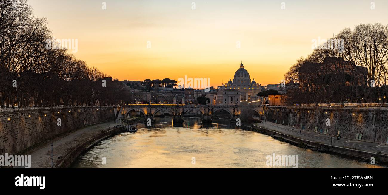 Une photo du St. Angelo Bridge, le St. Basilique Pierre et le Tibre au coucher du soleil Banque D'Images