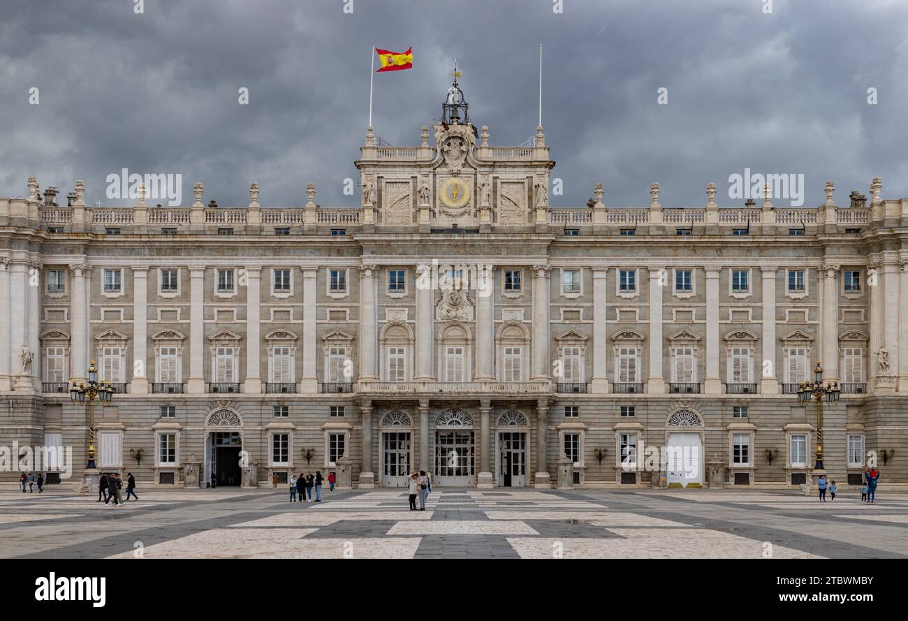Une photo du Palais Royal de la place principale de Madrid, c'est-à-dire la Plaza de la (Armeria), par temps nuageux Banque D'Images