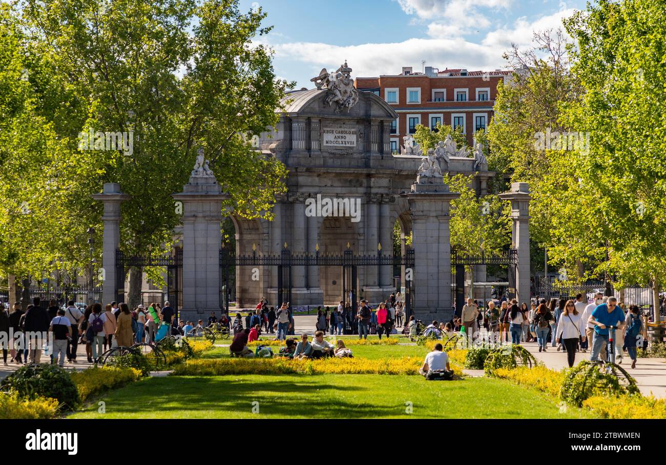 Une photo de la porte de l'indépendance et des personnes visitant le parc El Retiro Banque D'Images