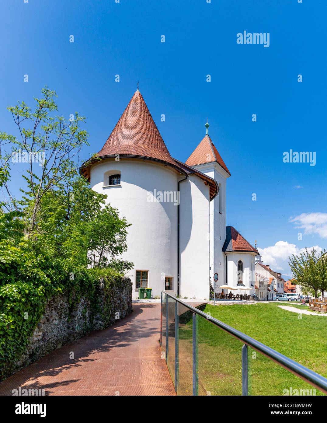 Une photo de l'église de St. Sebastian, Fabian et Roch à Pungart et la Tour Pungert, à Kranj Banque D'Images