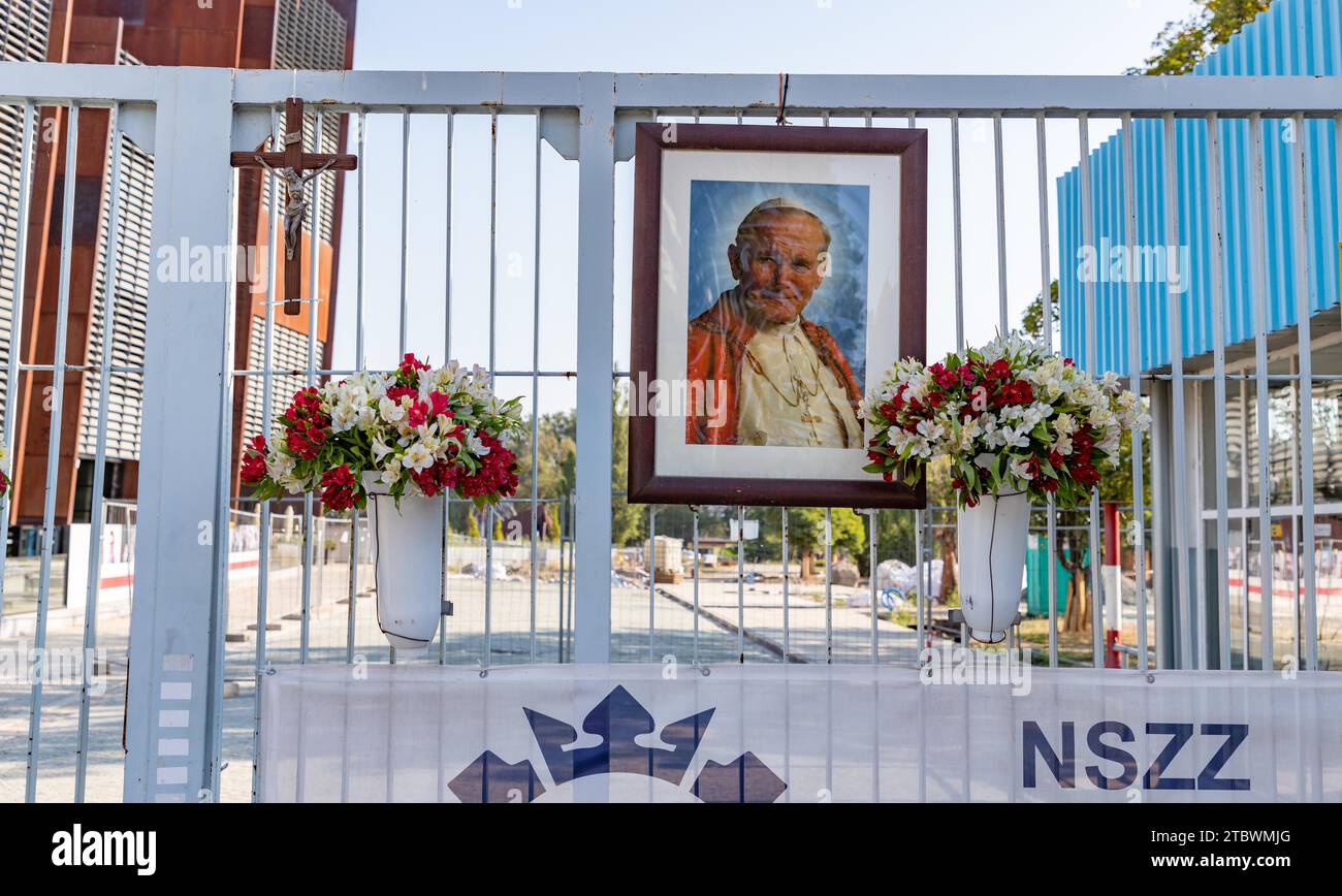 Une photo d'un petit sanctuaire du pape Jean-Paul II à l'entrée du chantier naval de Gdansk Banque D'Images