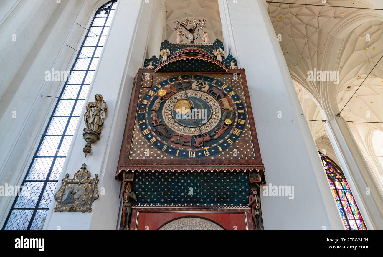 Une photo d'une grande horloge de 24h à l'intérieur de la rue Église de Marie, à Gdansk Banque D'Images