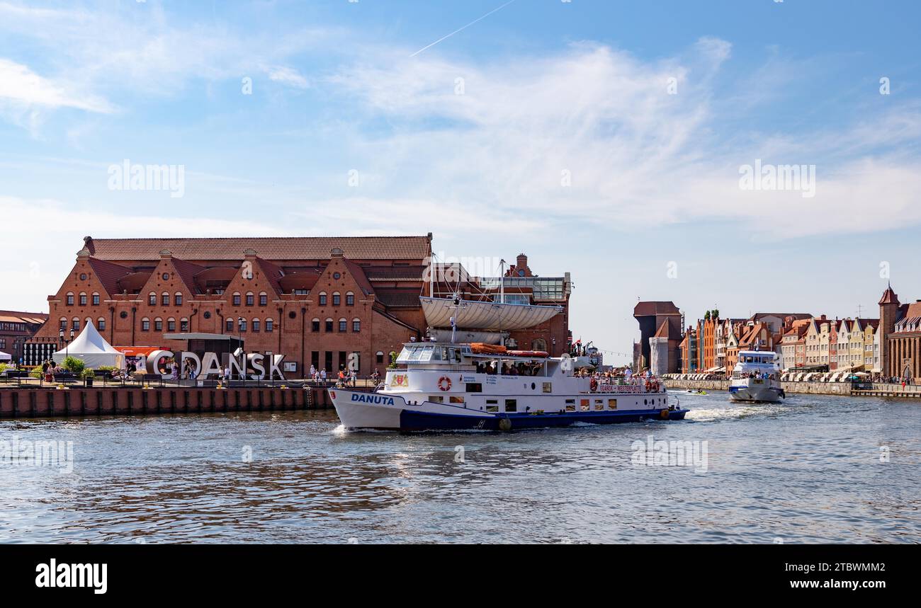 Une photo d'un ferry naviguant dans la rivière Motlawa de Gdansk Banque D'Images