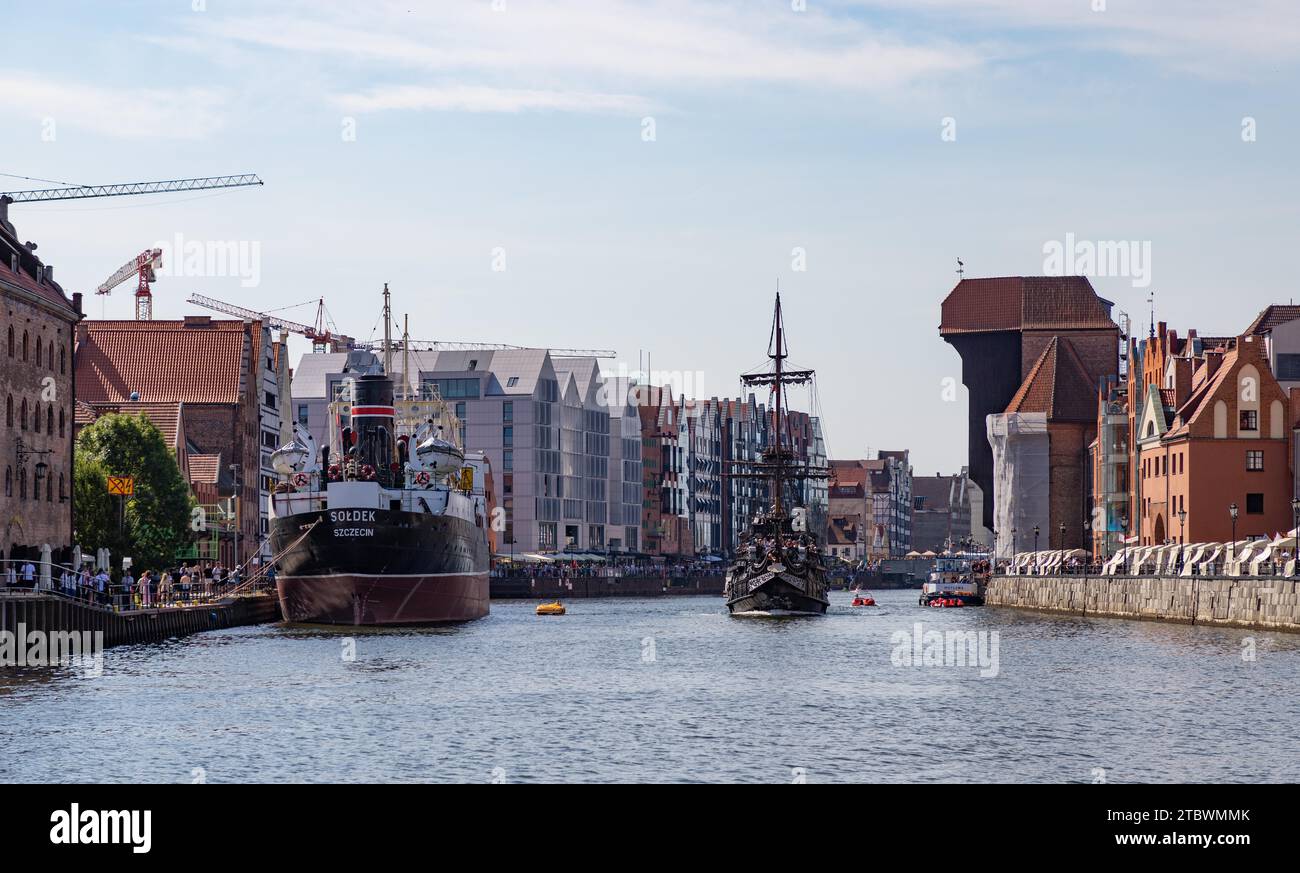 Une photo de quelques monuments de Gdansk à côté de la rivière Motlawa, tels que la grue (à droite), le musée du navire Soldek (à gauche), et le navire Black Pearl Banque D'Images