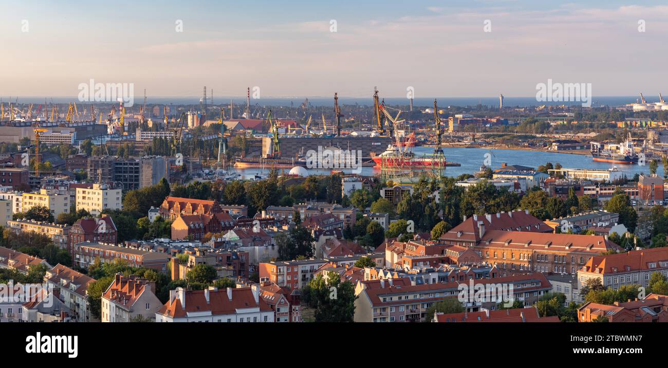 Une photo du chantier naval de Gdansk vu de loin, au coucher du soleil Banque D'Images