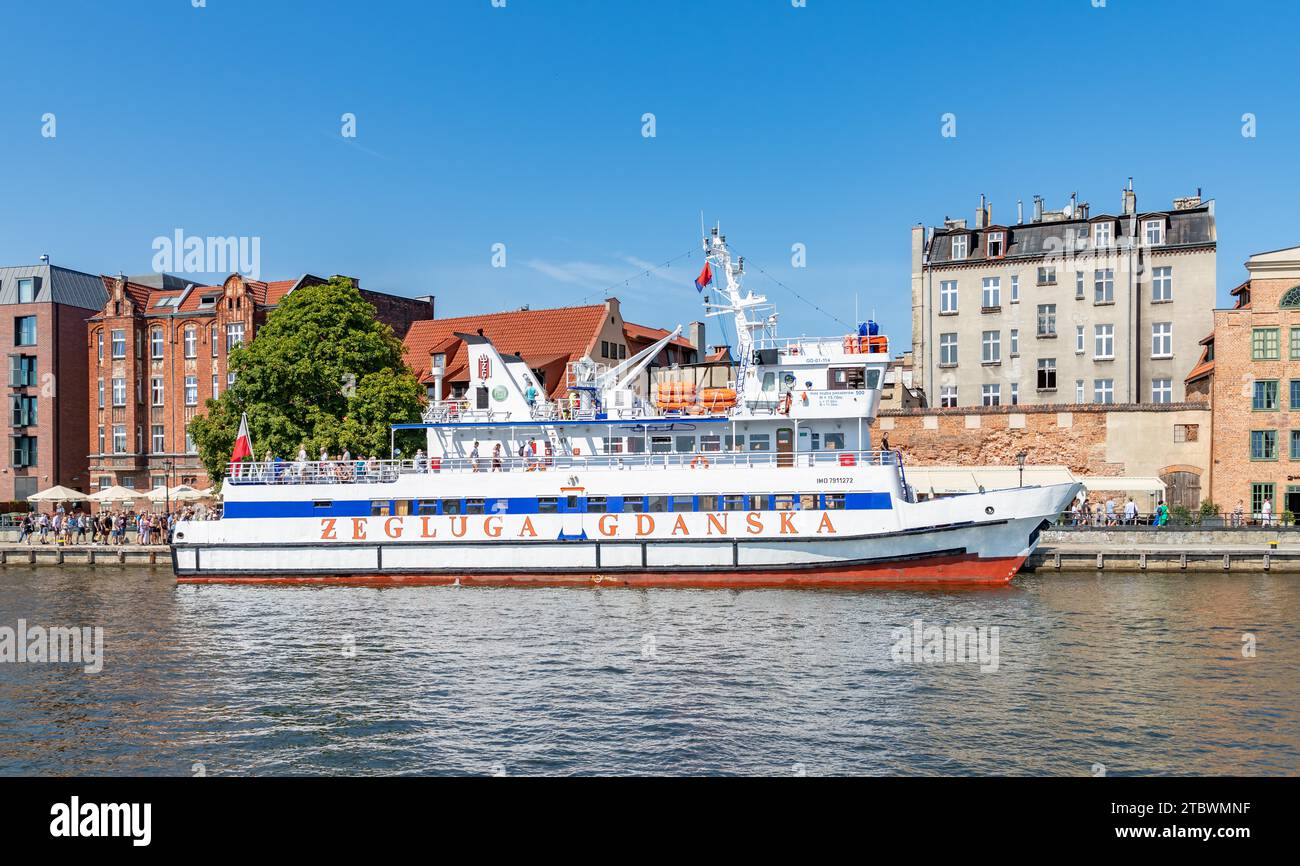 Une photo d'un ferry d'excursion amarré dans la rivière Motlawa de Gdansk Banque D'Images