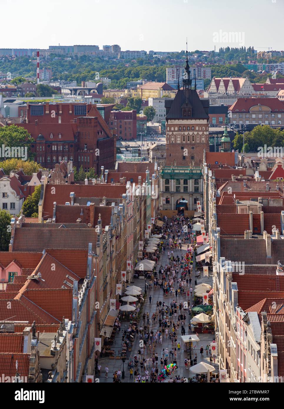 Une photo de la rue long à Gdansk pleine de monde, se terminant sur la tour de la prison Banque D'Images