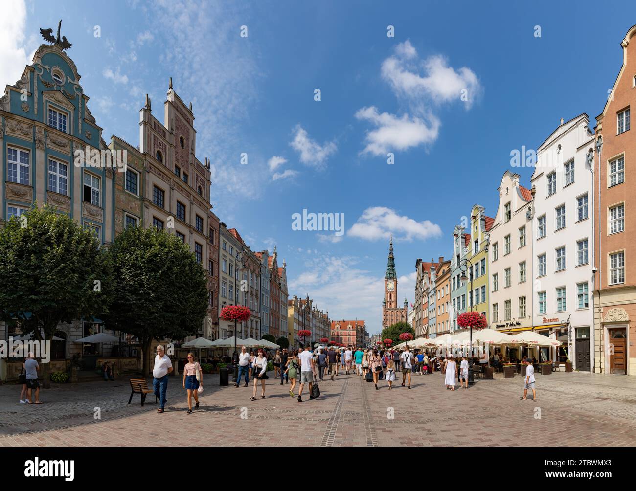 Une photo du long marché à Gdansk, avec l'hôtel de ville principal à la fin Banque D'Images