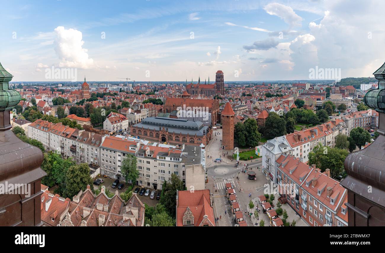 Une photo de la vieille ville de Gdansk, montrant la tour Jacek, la halle de marché, St. Église Nicolas, St. Mary's Church et St. John's Church Banque D'Images