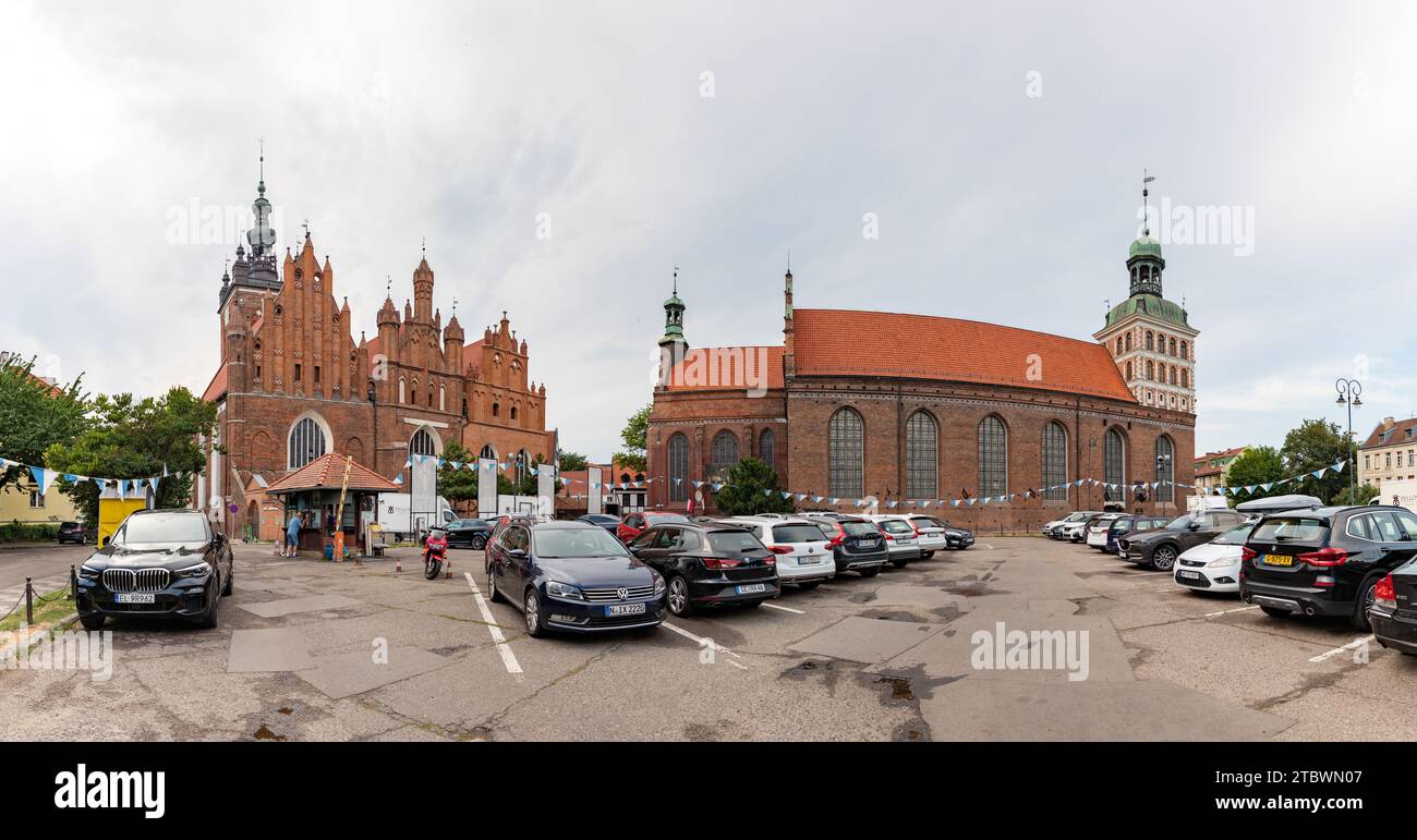 Une photo du St. L'église de Catherine et le St. Église de Bridget à Gdansk, vue depuis un parking Banque D'Images