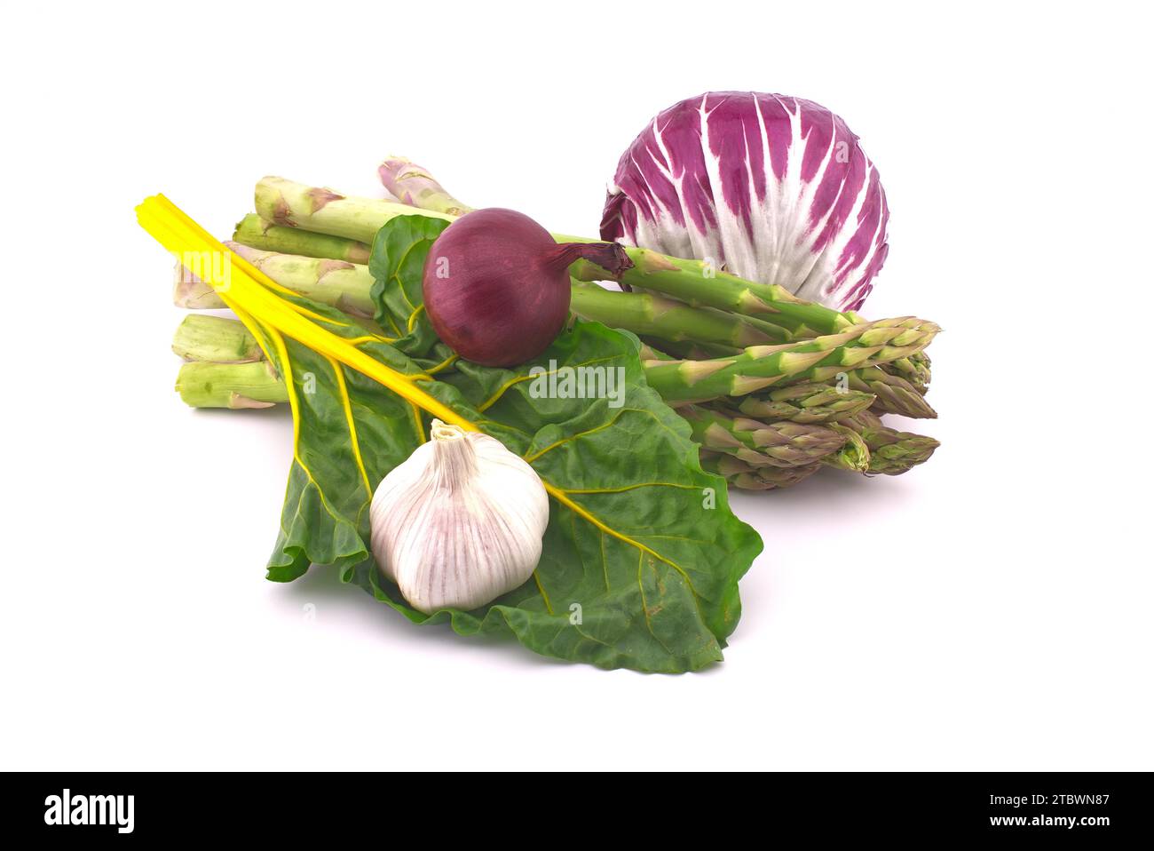 Assortiment de betteraves fraîches colorées, dont des feuilles de betterave, des asperges, de la salade radicchio, de l'oignon et de l'ail isolés sur fond blanc Banque D'Images