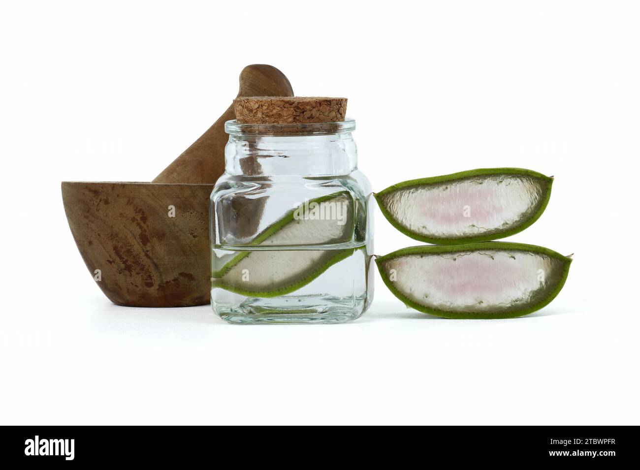 Tranches de feuilles d'aloès dans un pot en verre isolé sur fond blanc, ingrédients cosmétiques organiques, médecine alternative Banque D'Images