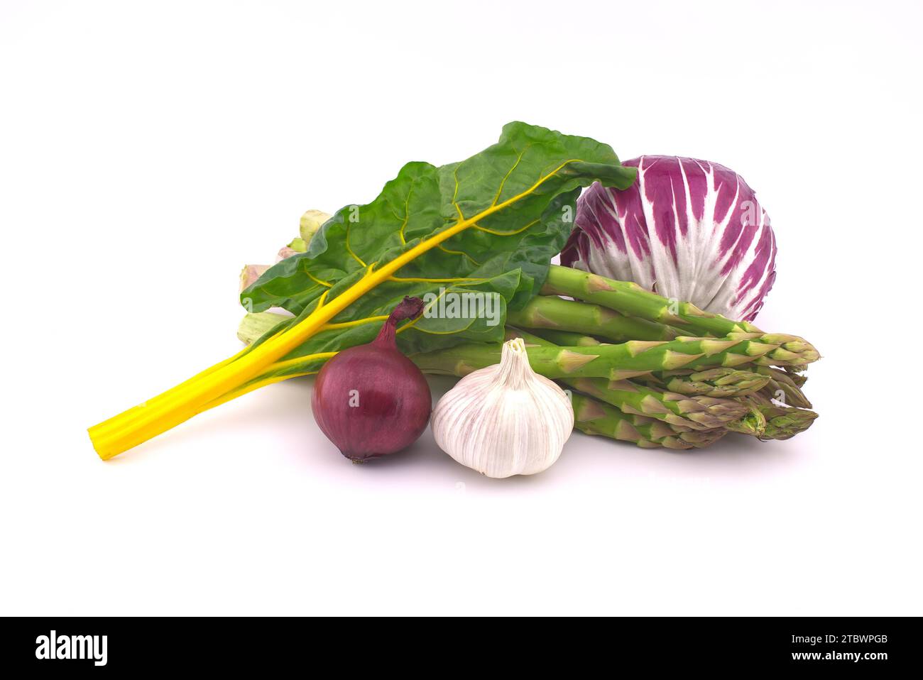 Assortiment de betteraves fraîches colorées, dont des feuilles de betterave, des asperges, de la salade radicchio, de l'oignon et de l'ail isolés sur fond blanc Banque D'Images