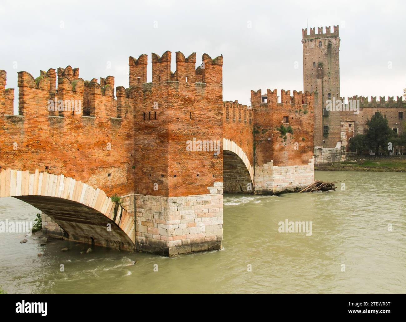 Pont Scaligero (Ponte Scaligero) ou pont Castelvecchio sur la rivière Adige Banque D'Images Pont Scaligero (Ponte Scaligero) ou pont Castelvecchio sur la rivière Adige Banque D'Images