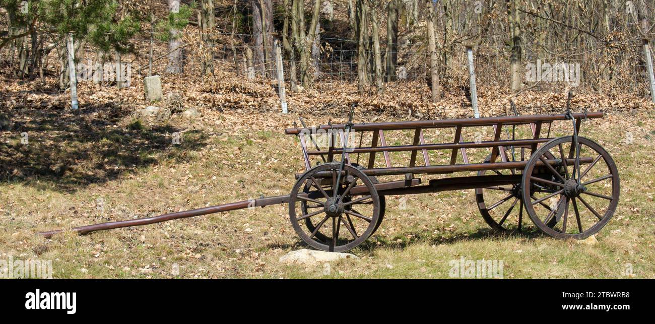 Vieux chariot en bois sur quatre roues. Chariot à quatre roues à cheval vintage antique Banque D'Images