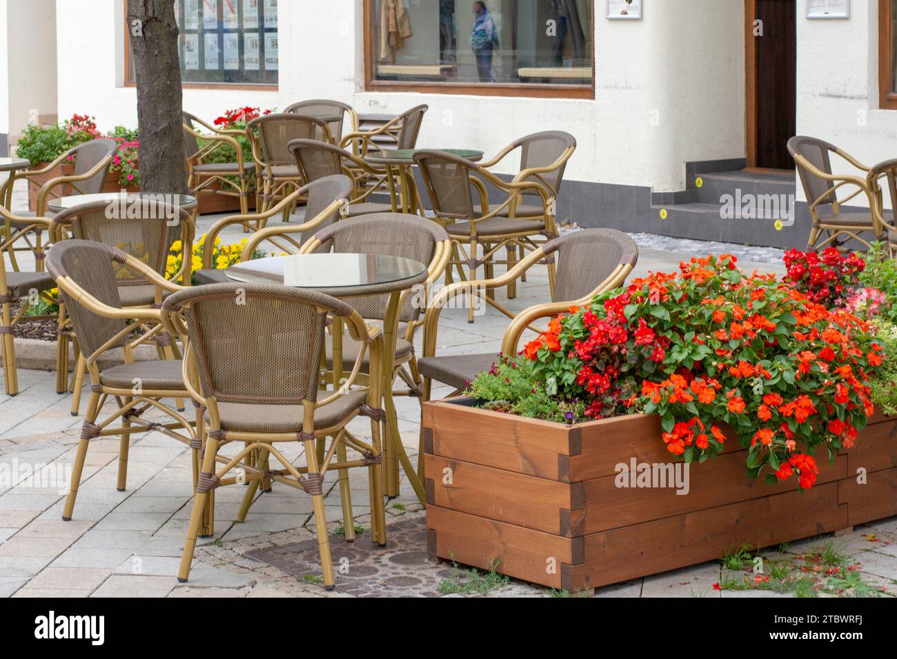 Restaurant avec chaises et tables vides. Terrasse ouverte avec meubles en bambou sans personnes Banque D'Images