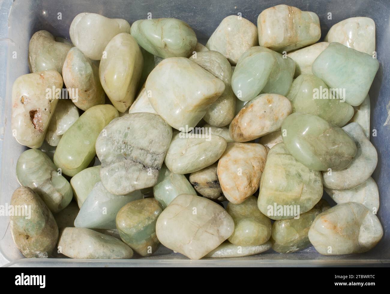 Pierre de pierre gemme d'aigue-marine (bleu-béryl) comme spécimen de roche minérale naturelle Banque D'Images
