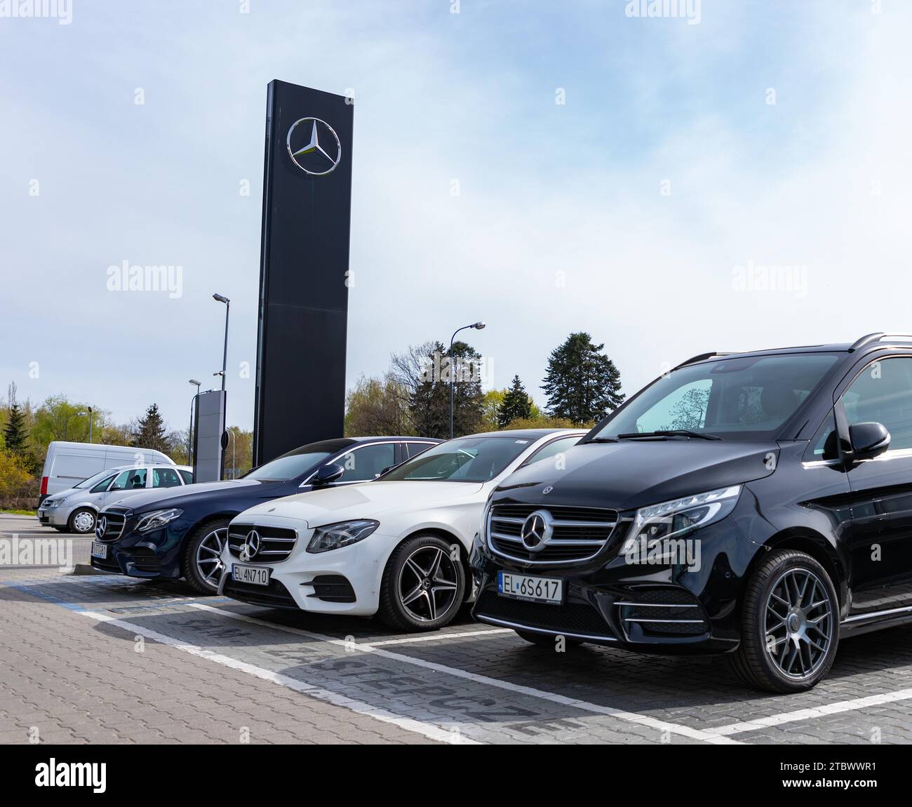 Une photo de plusieurs véhicules chez un concessionnaire Mercedes Benz, en Pologne Banque D'Images