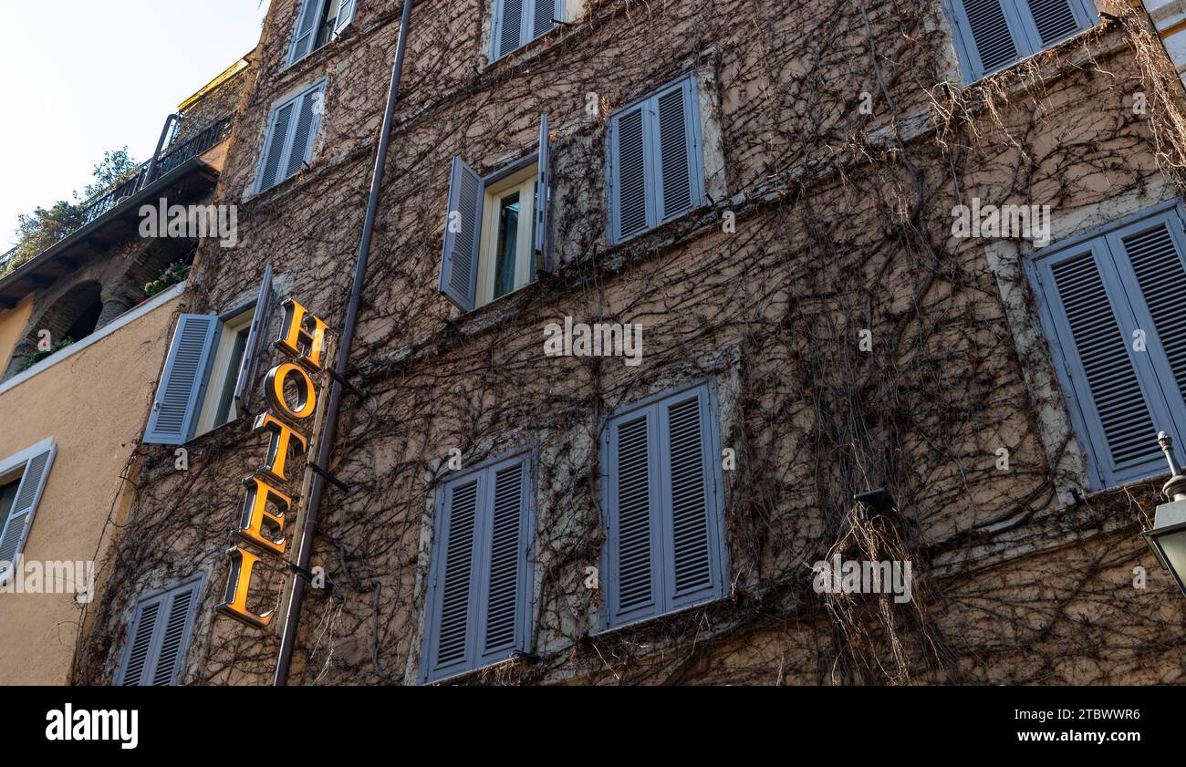 Une photo d'un panneau d'hôtel sur une façade avec beaucoup de lierre Banque D'Images