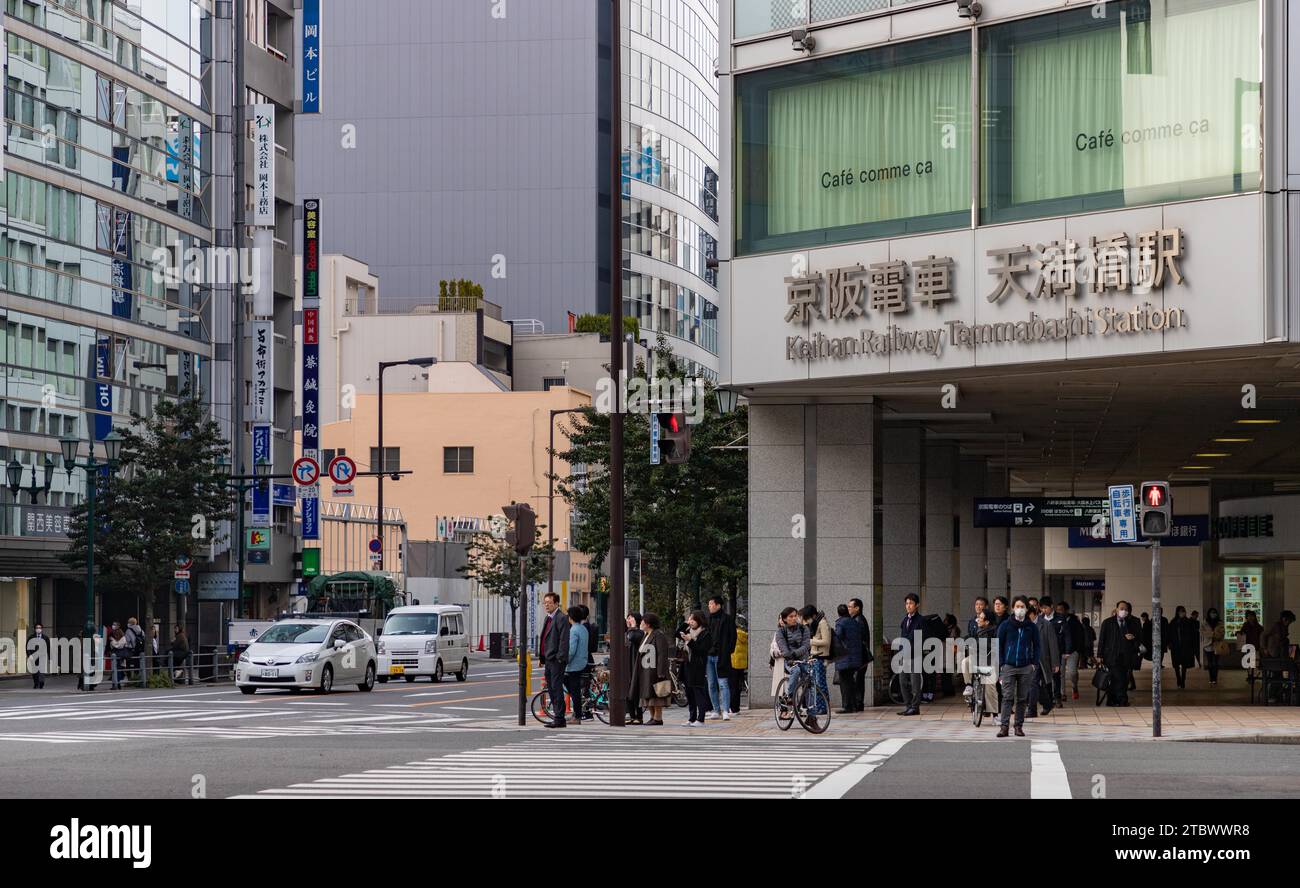 Une photo d'une intersection à Osaka, à côté de la gare Keihan Railway Temmabashi Banque D'Images