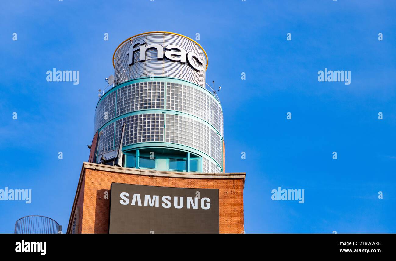 Une photo de la tour dans le centre-ville de Madrid décorée avec des annonces de Fnac et Samsung Banque D'Images