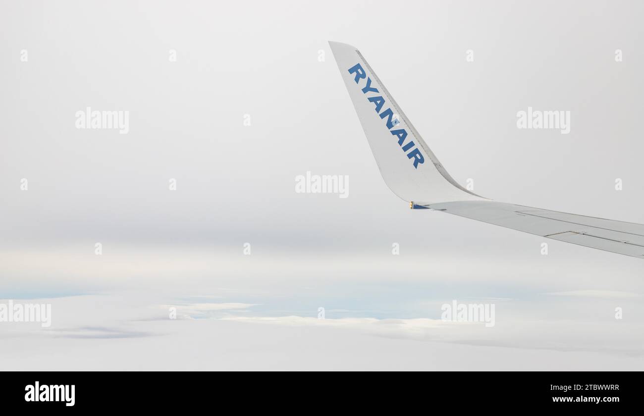 Une photo d'une aile Ryanair volant entre les nuages Banque D'Images