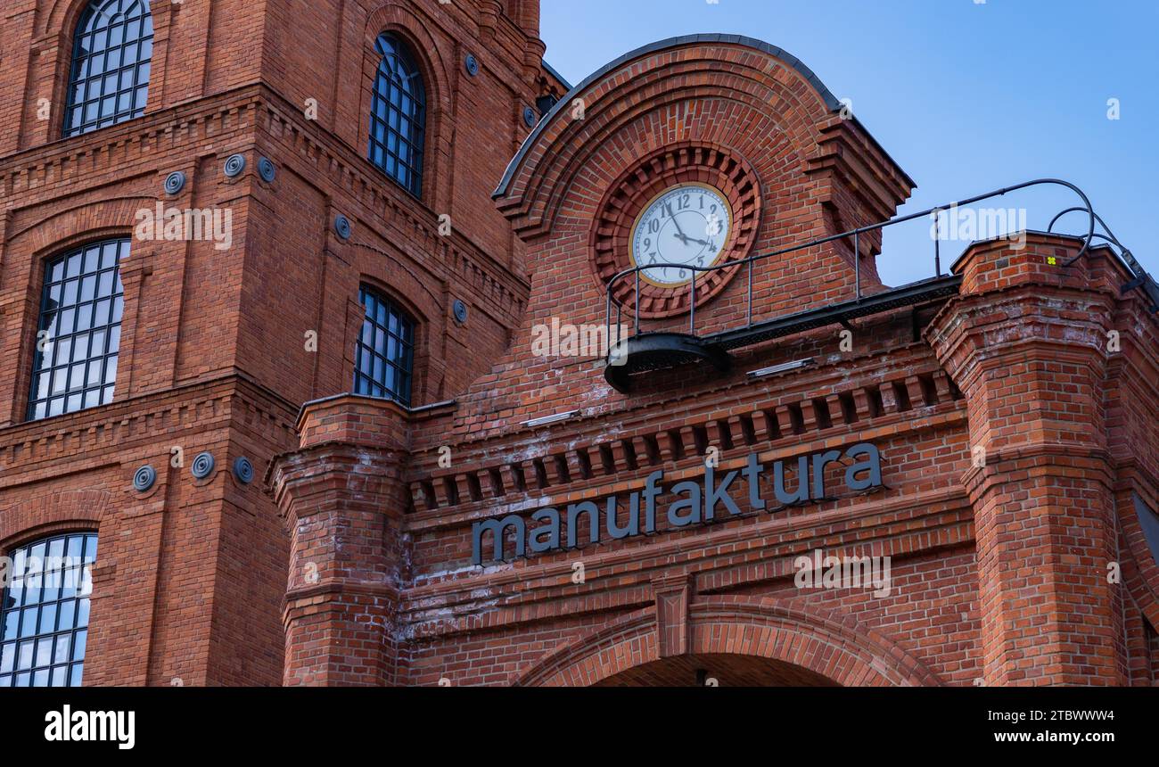 Une image de la porte de Manufaktura, un ancien complexe industriel, dans ?od? Banque D'Images