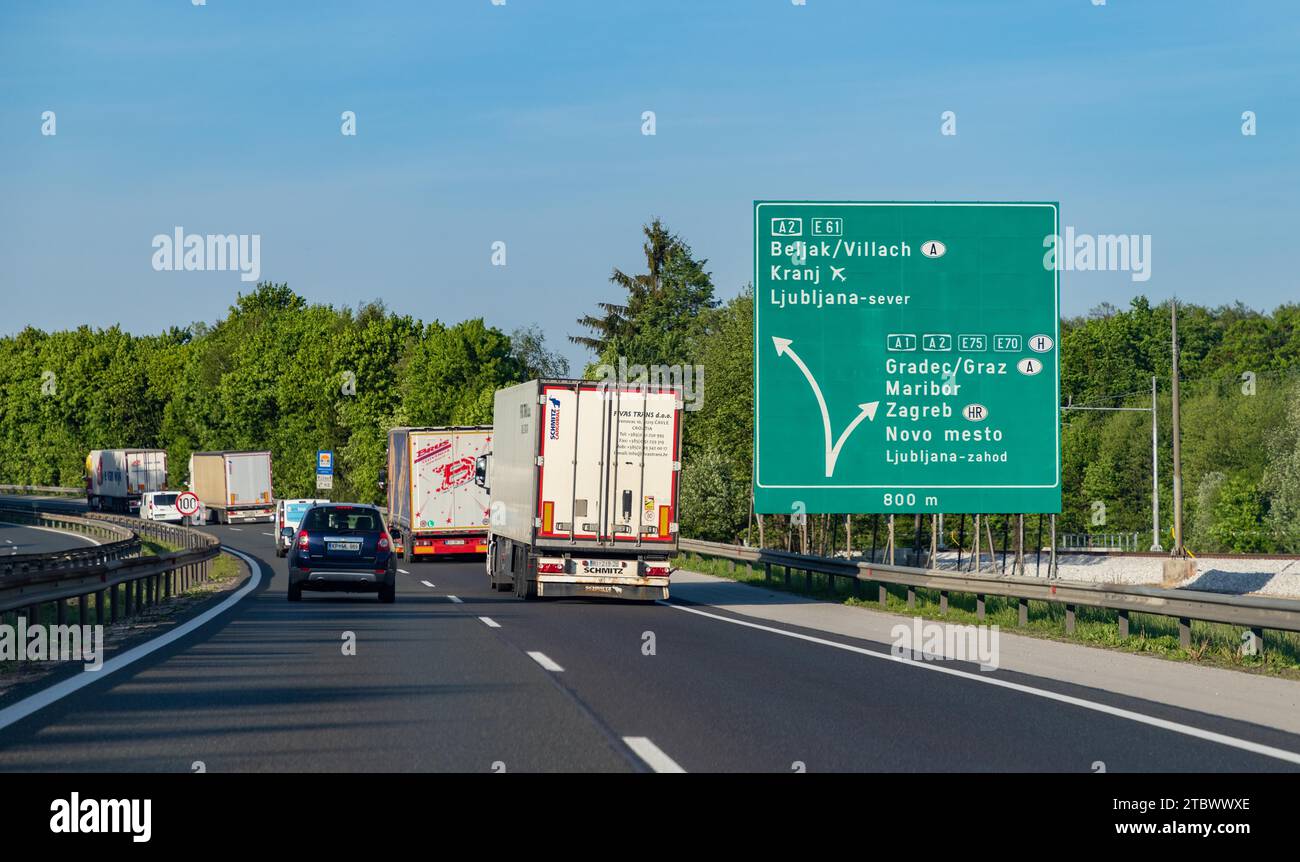 Une photo d'un grand panneau vert indiquant des destinations dans 4 pays différents sur une autoroute slovène Banque D'Images