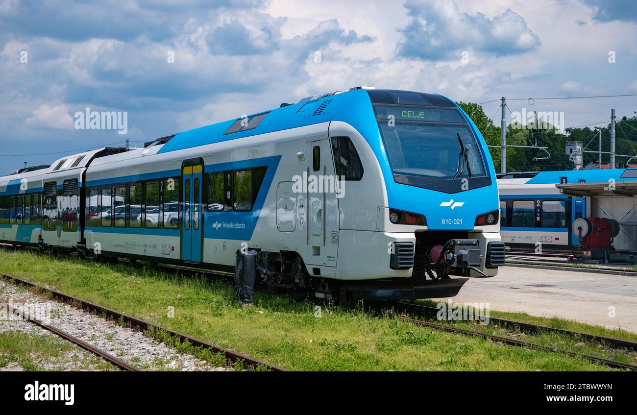 Photo d'un train des chemins de fer slovènes stationné à Celje Banque D'Images