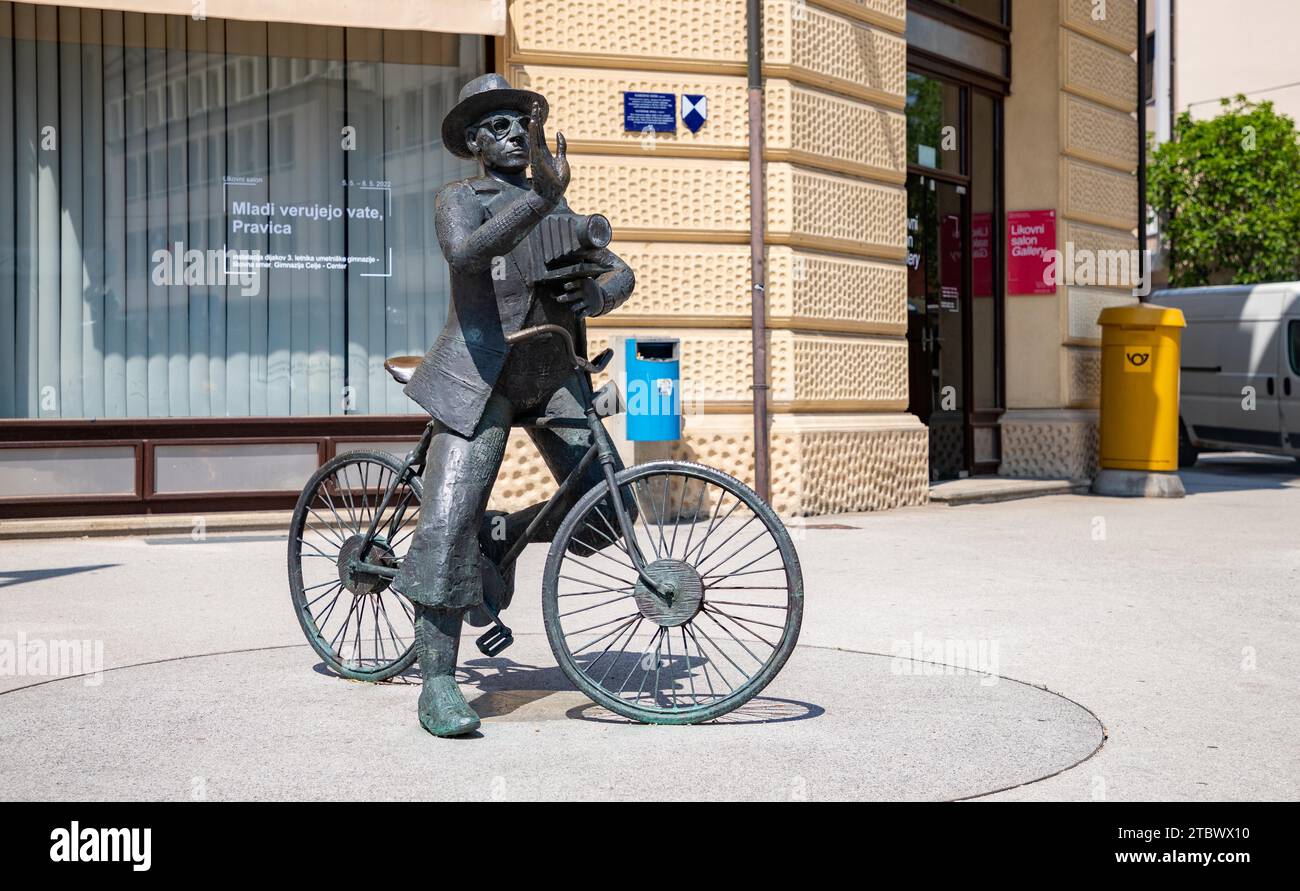 Une photo de la statue du photographe Josip Pelikan à Celje Banque D'Images
