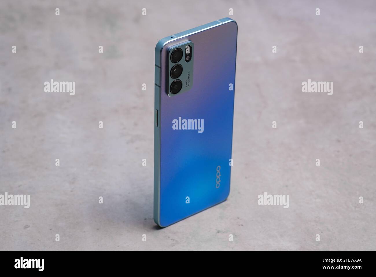 HCMC, VN - décembre 2023. Smartphone OPPO Reno 6 Pro Banque D'Images