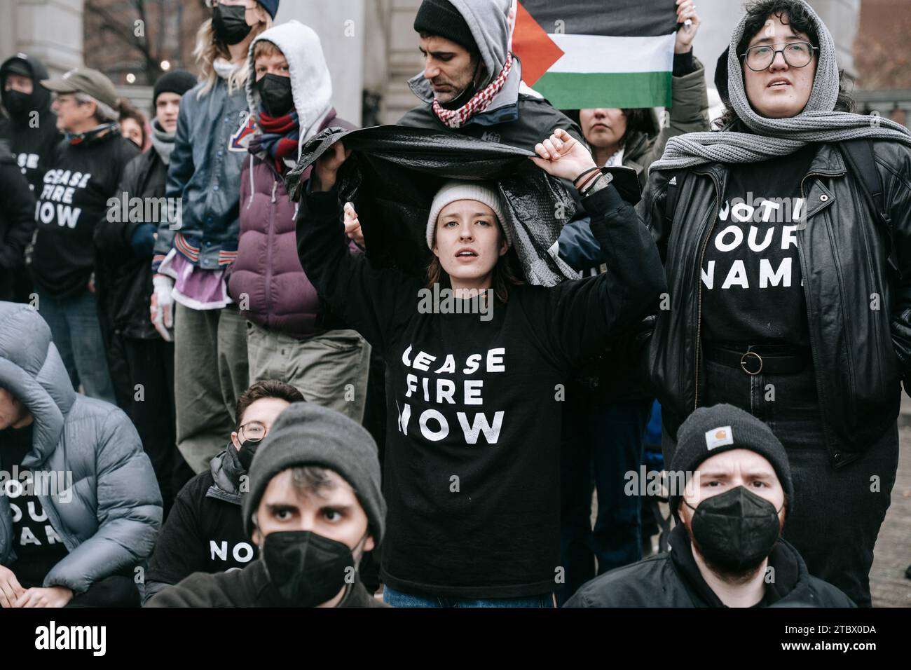 New York, États-Unis. 26 novembre 2023. Les manifestants ont vu porter des t-shirts avec l'impression « cessez le feu maintenant » pendant la manifestation. Des centaines de militants de Jewish Voice for Peace, des leaders religieux et des partisans ont fermé le pont de Manhattan pendant des heures pour exiger un cessez-le-feu permanent dans la guerre Israël-Gaza. (Photo Olga Fedorova/SOPA Images/Sipa USA) crédit : SIPA USA/Alamy Live News Banque D'Images