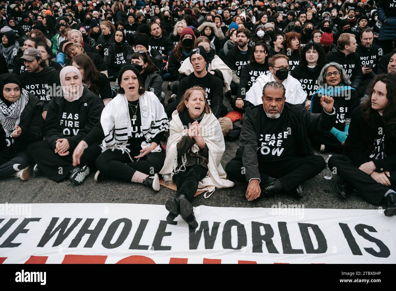 New York, États-Unis. 26 novembre 2023. Les chefs religieux participent au blocus du pont de Manhattan pendant la manifestation. Des centaines de militants de Jewish Voice for Peace, des leaders religieux et des partisans ont fermé le pont de Manhattan pendant des heures pour exiger un cessez-le-feu permanent dans la guerre Israël-Gaza. (Image de crédit : © Olga Fedorova/SOPA Images via ZUMA Press Wire) USAGE ÉDITORIAL SEULEMENT! Non destiné à UN USAGE commercial ! Banque D'Images