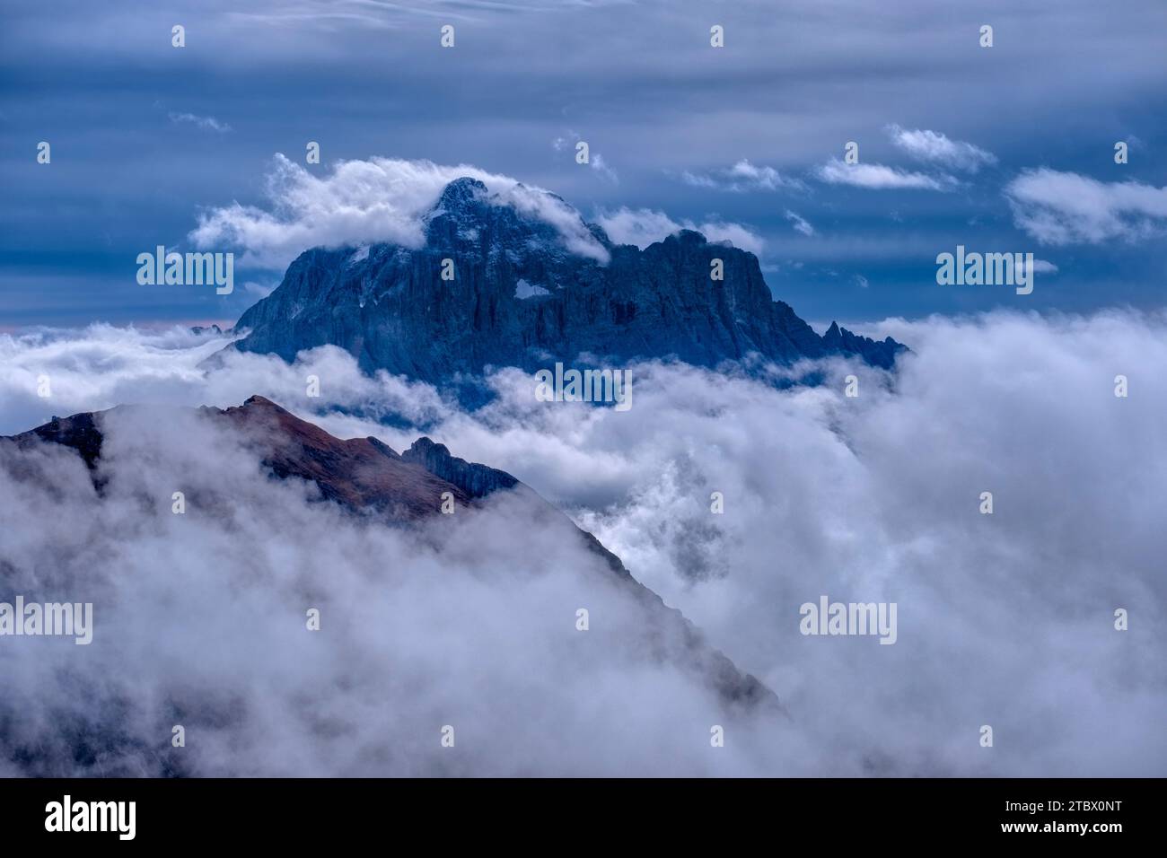 Le sommet du Monte Civetta, vallées couvertes de nuages en automne, vu de la cabane de montagne Rifugio Nuvolau. Banque D'Images