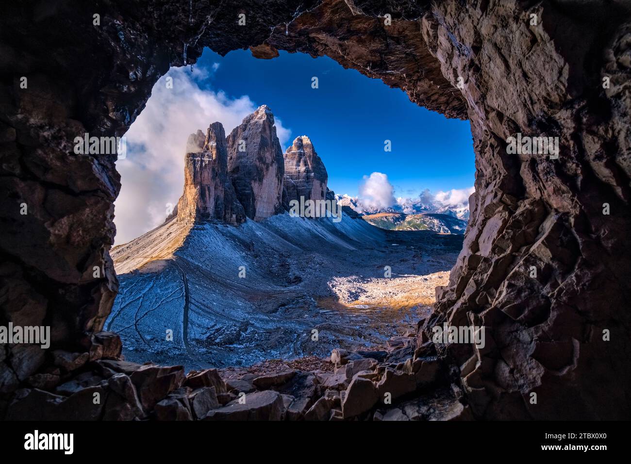 Les faces nord du groupe de montagnes Tre cime di Lavaredo, vues à travers une fenêtre des tunnels WW1 à l'intérieur du Monte Paterno. Banque D'Images
