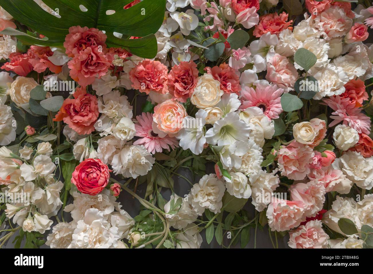 motif floral avec des fleurs roses blanches roses pour le mariage papeterie voeux papiers peints cartes de texture de fond Banque D'Images