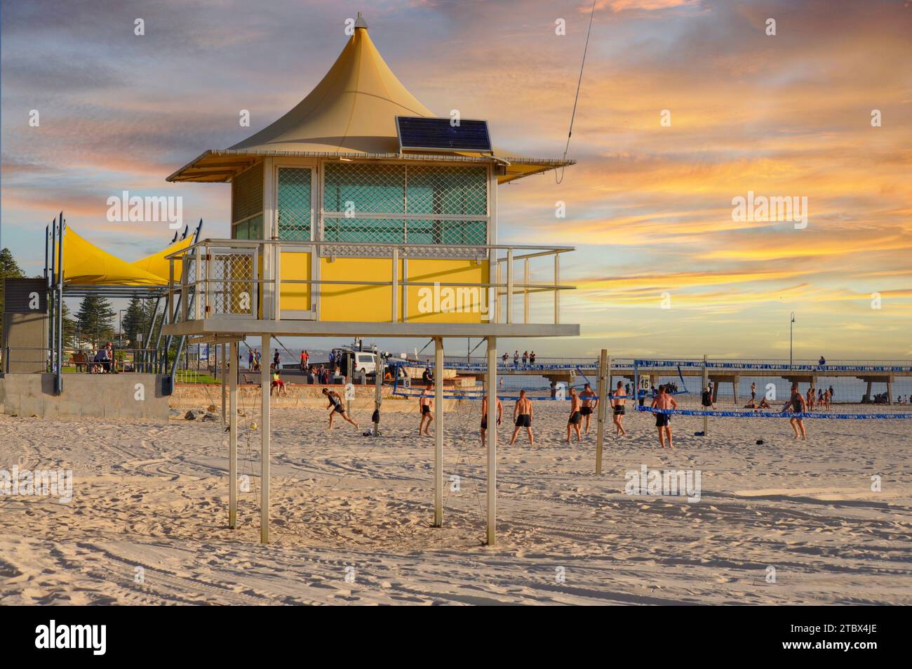 Glenelg, Australie - 4 avril 2016 : les gens jouent au volley sur la plage de Glenelg un jour ensoleillé Banque D'Images