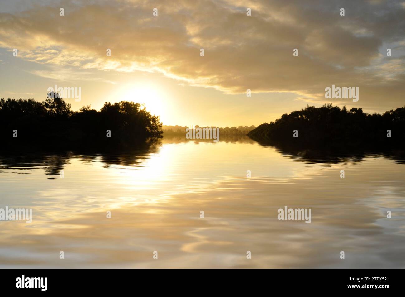 Reflets du ciel sur le lac au coucher du soleil, Australie méridionale Banque D'Images