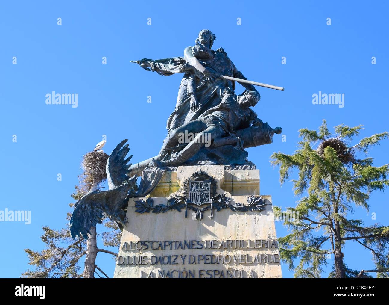 Vue à angle bas d'une statue en métal sur le dessus d'un pilier de pierre. Élément ou détail dans la sculpture D. Luis Daoiz y Dom Pedro Velarde Banque D'Images
