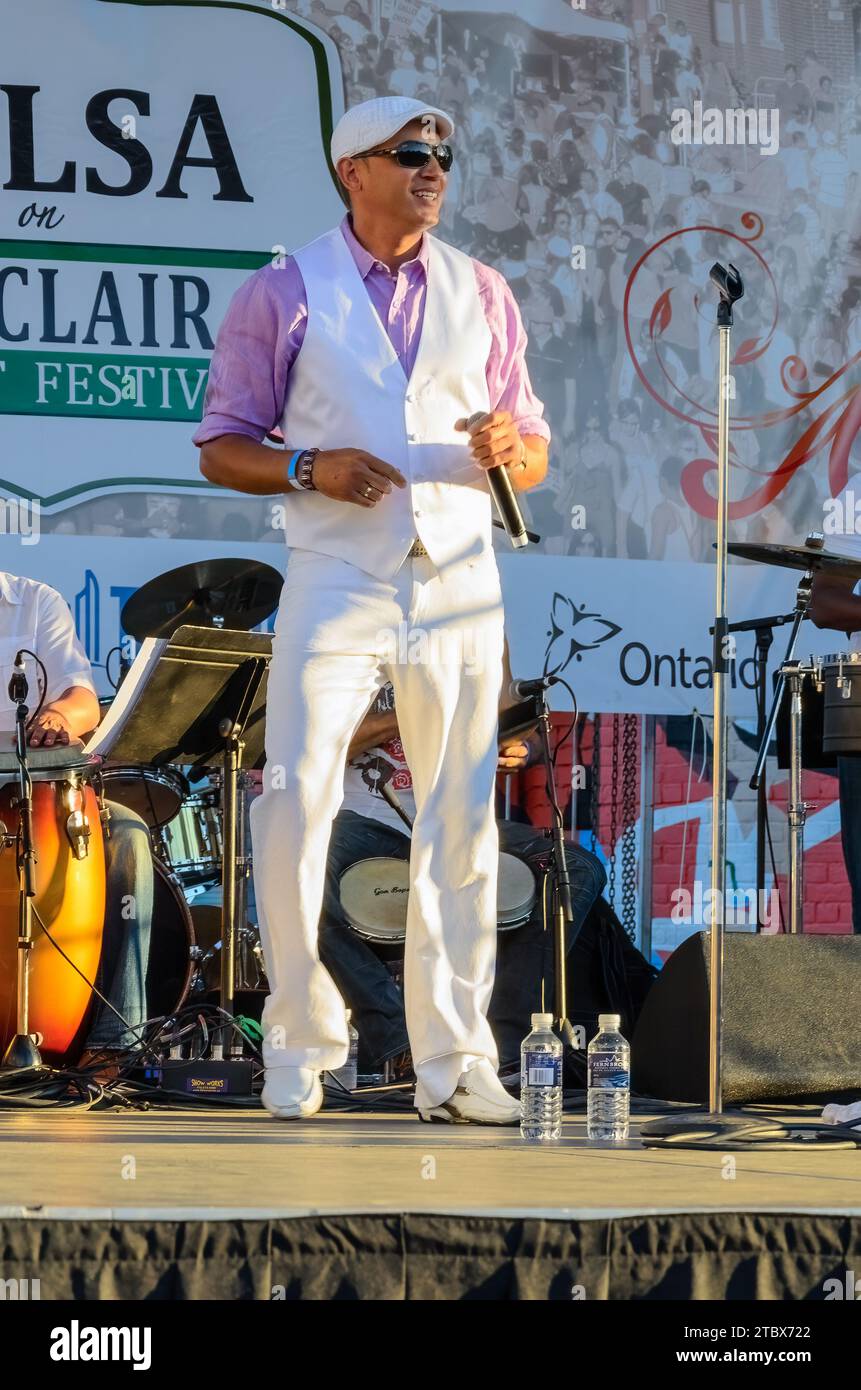 Toronto, Canada - 14 février 2013 : scène de la journée de Salsa sur l'avenue Saint clair Ouest. Festival annuel traditionnel latino-américain d'été. Banque D'Images