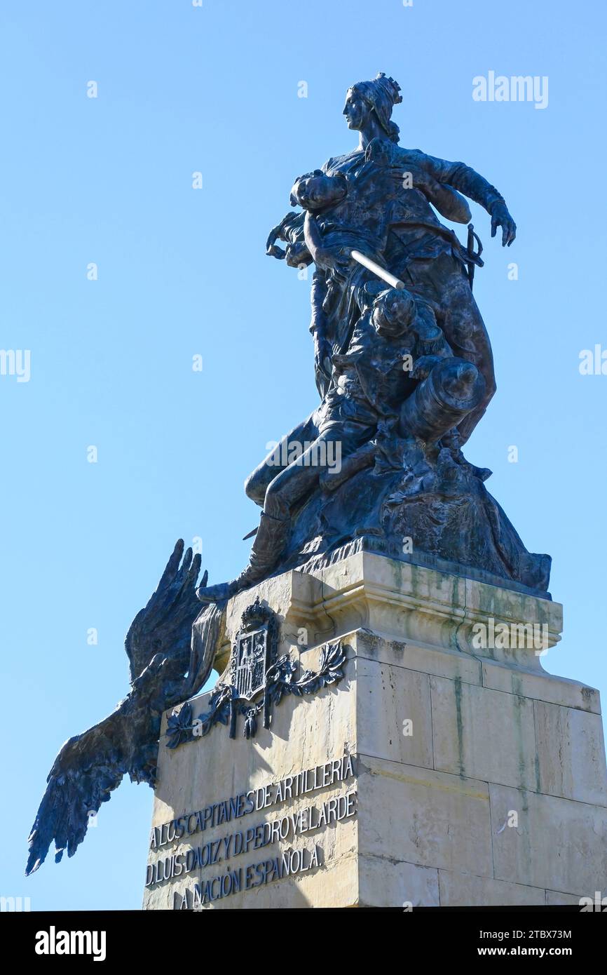 Statue culminant sur une base en pierre ou un piédestal. Élément ou détail dans la sculpture D. Luis Daoiz y Dom Pedro Velarde Banque D'Images