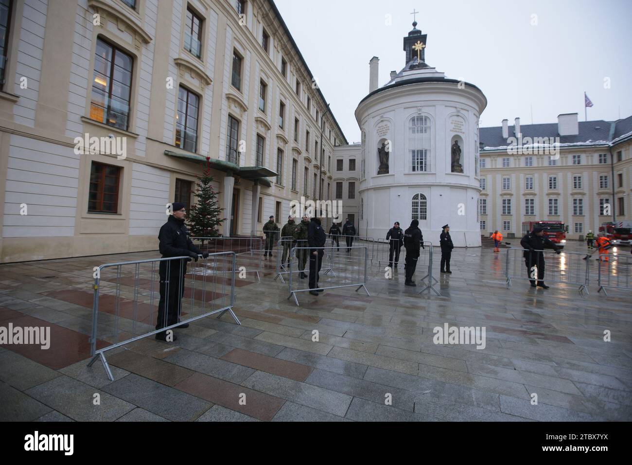 Prague, République tchèque. 09 décembre 2023. Préparation avant la cérémonie funéraire avec les honneurs de l'ancien ministre des Affaires étrangères, député, sénateur et chef du Bureau présidentiel Karel Schwarzenberg, décédé le 12 novembre à l'âge de 85 ans, au château de Prague, en République tchèque, le 9 décembre 2023. Crédit : Jaroslav Svoboda/CTK photo/Alamy Live News Banque D'Images