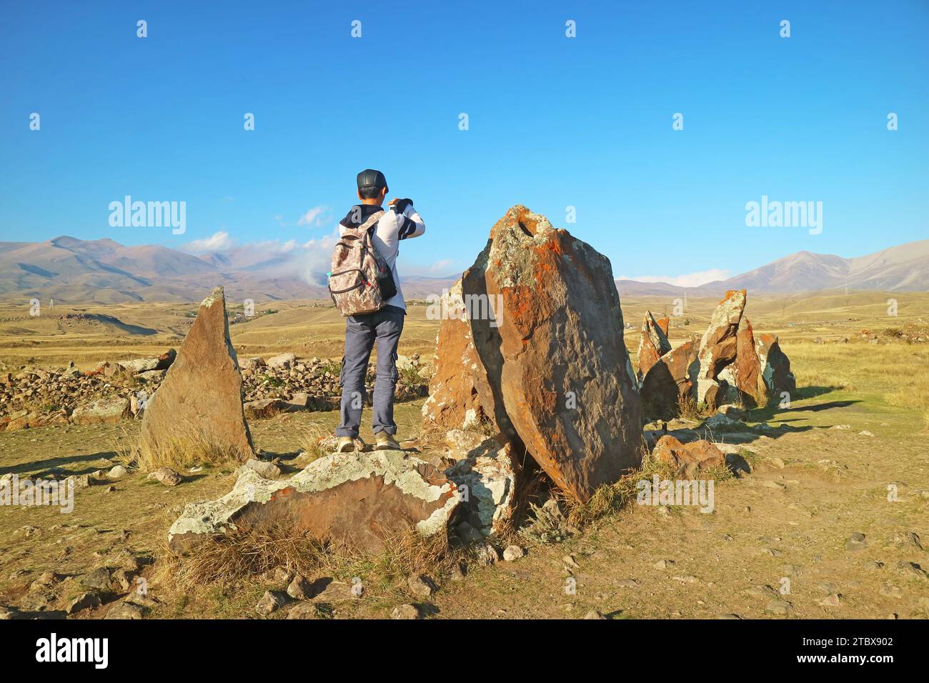 Visiteur à Carahunge, souvent appelé Stonehenge arménien, un site archéologique préhistorique dans la province de Syunik en Arménie Banque D'Images